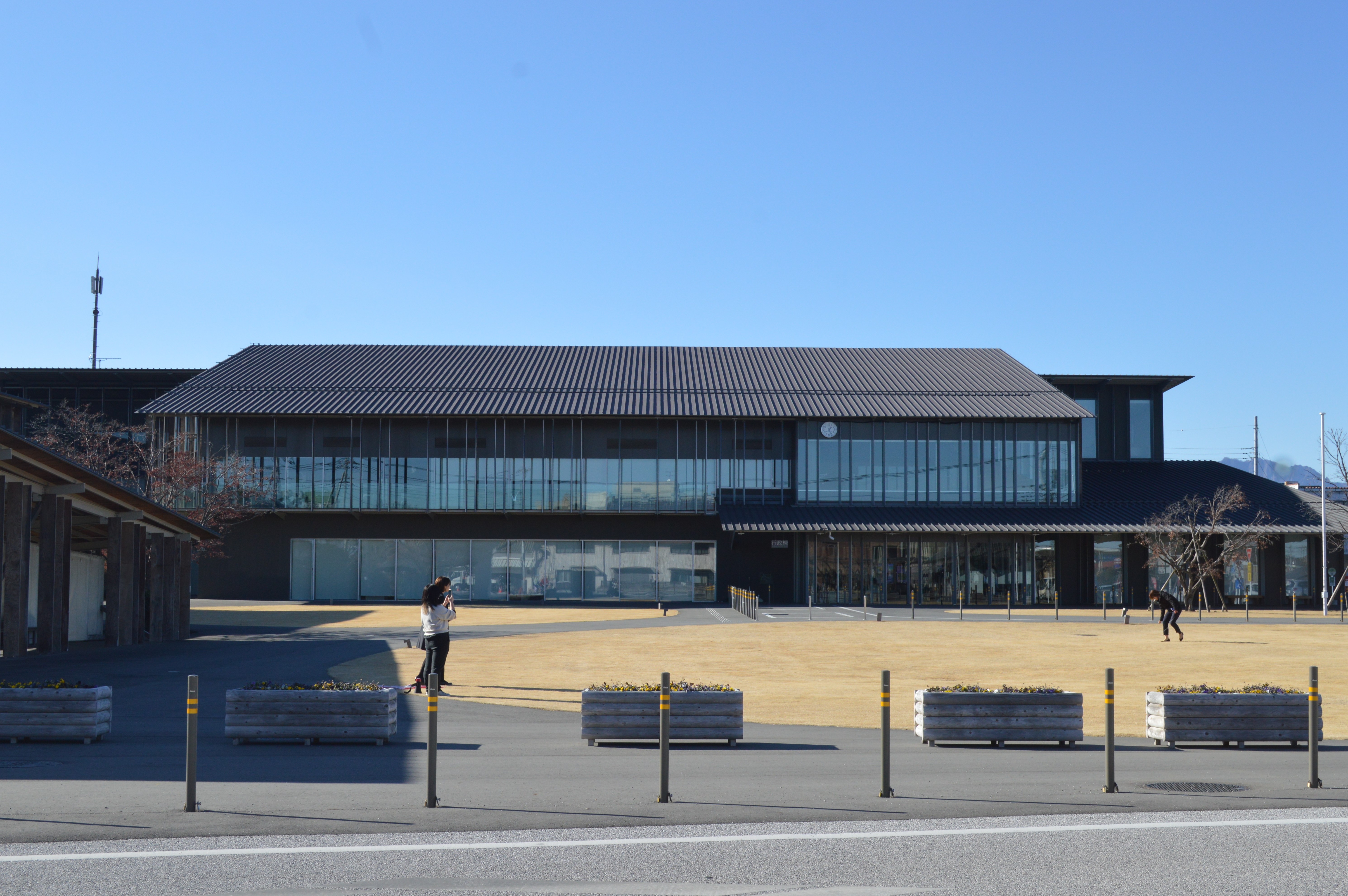 隈研吾設計の板張り建築（富岡市役所）