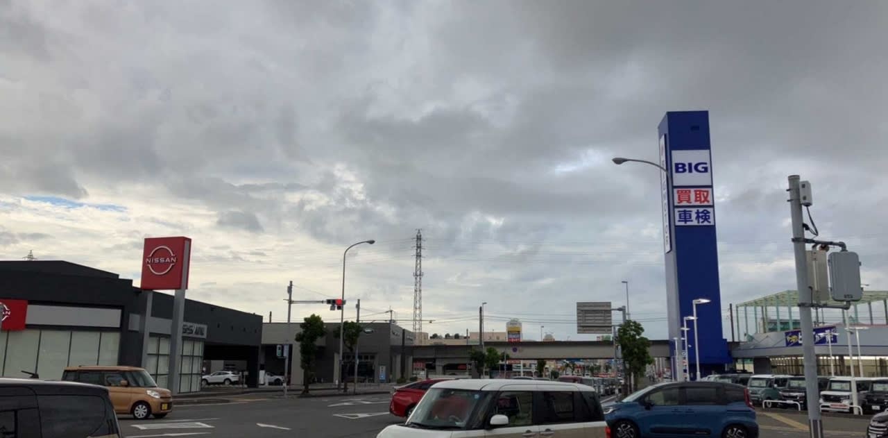 ビッグモーター店舗と巨大な青い看板